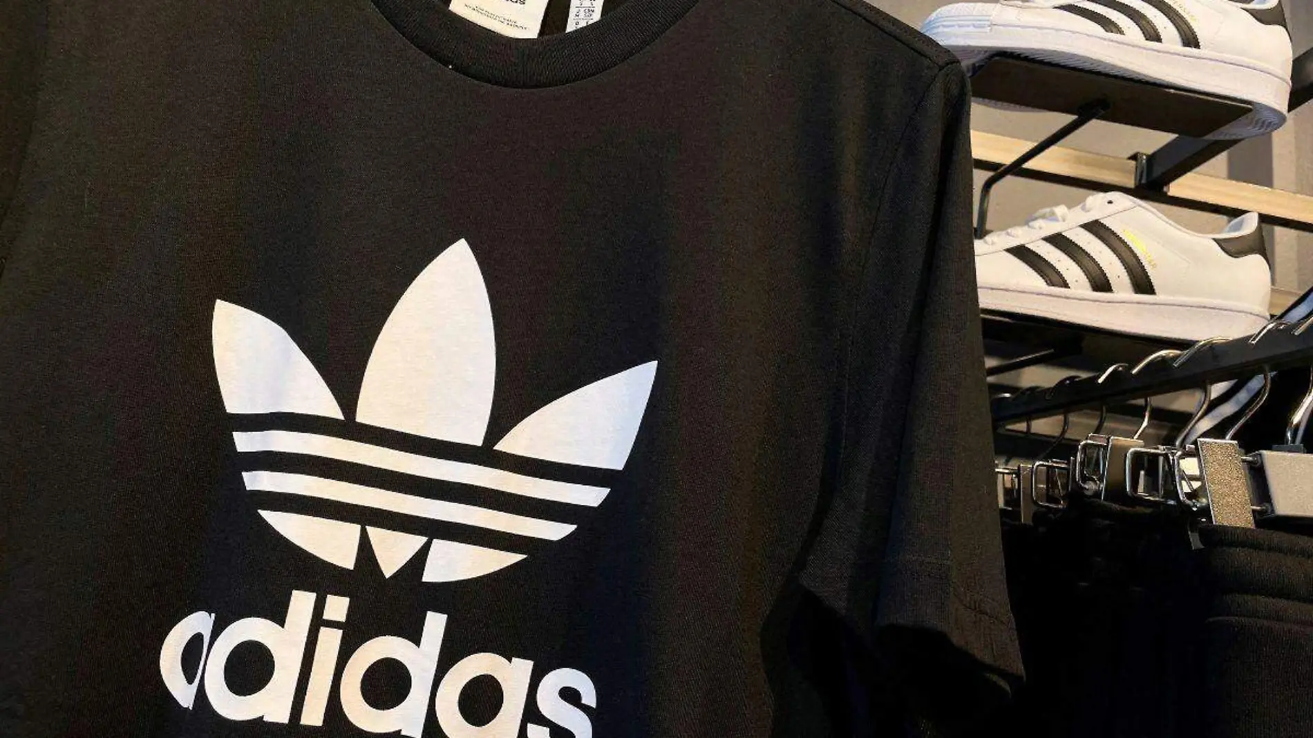 Adidas dice que dejar a Kanye West podría costarle más de mil mdd en ventas